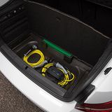 Die Ladekabel sind im Skoda Superb iV unter den Kofferraumboden untergebracht