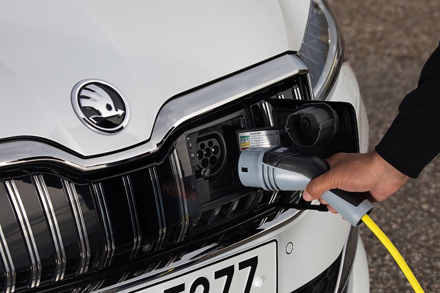 Vorne wird der Skoda Superb iV ans Stromnetz angestöpselt
