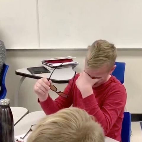 Mit einer speziellen Brille kann Jonathan das erste Mal in seinem Leben Farben erkennen