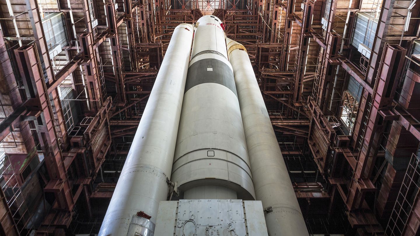 In einem weiteren Hangar steht der Prototyp der Startrakete.