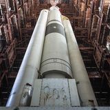 In einem weiteren Hangar steht der Prototyp der Startrakete.