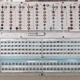 Die Schaltpulte stammen eindeutig aus dem vordigitalen Zeitalter.