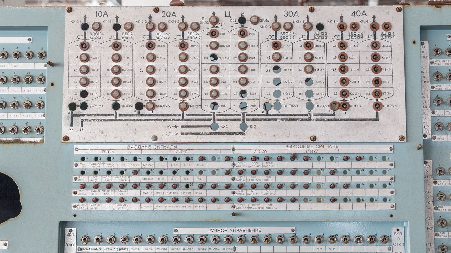 Die Schaltpulte stammen eindeutig aus dem vordigitalen Zeitalter.