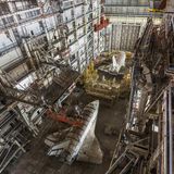 Seit 1993 liegen die Fähren unberührt in diesem Hangar. Jonk war überrascht, dass niemand sie bewacht hat.