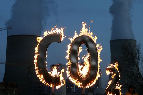 Ein brennendes "CO2-Zeichen"