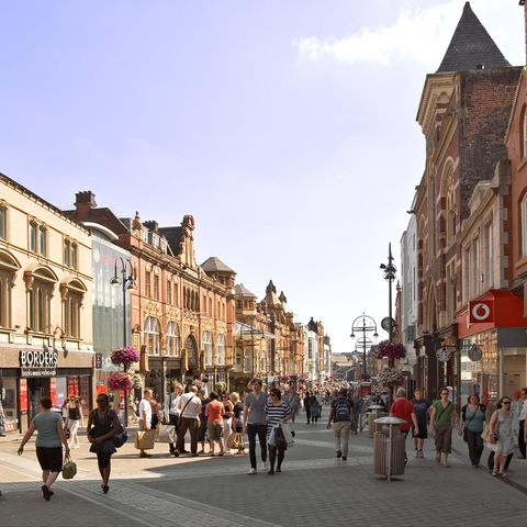 Fußgängerzone in Leeds: Davon soll es nach den Vorschlägen eines Bürger-Komitees in einer klimafreundlichen Stadt mehr geben. 
