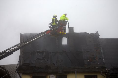 Rettungskräfte sind nach dem Brand eines Wohnhauses im Ortskern im Einsatz