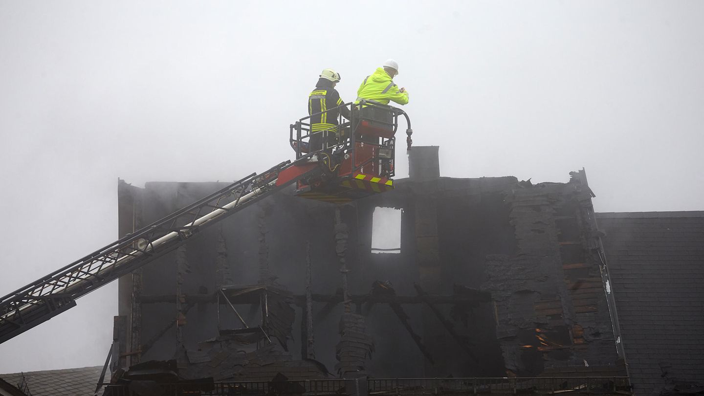 Rettungskräfte sind nach dem Brand eines Wohnhauses im Ortskern im Einsatz