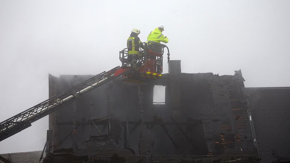 Rettungskräfte sind nach dem Brand eines Wohnhauses im Ortskern im Einsatz