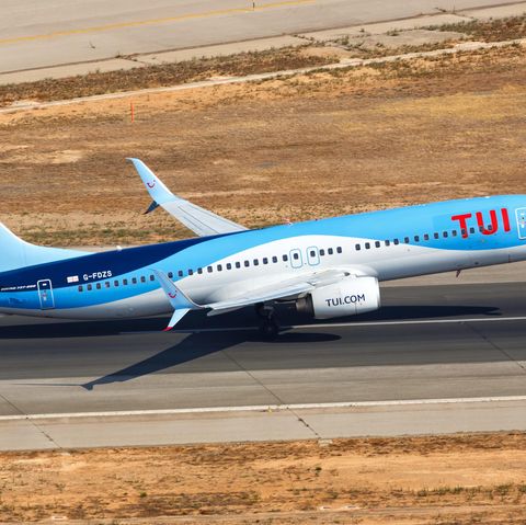 Familie muss auf dem Fußboden des Fliegers kauern  Verhältnisse im Ferienflieger wie in überfüllten Zügen der Deutschen Bahn: Auf dem Rückflug von Menorca musst ein Ehepaar mit Kind auf dem Fußboden sitzen. Dabei hatten alle Bordkarten für ihre Sitzplätze erhalten. Mehr lesen Sie hier.