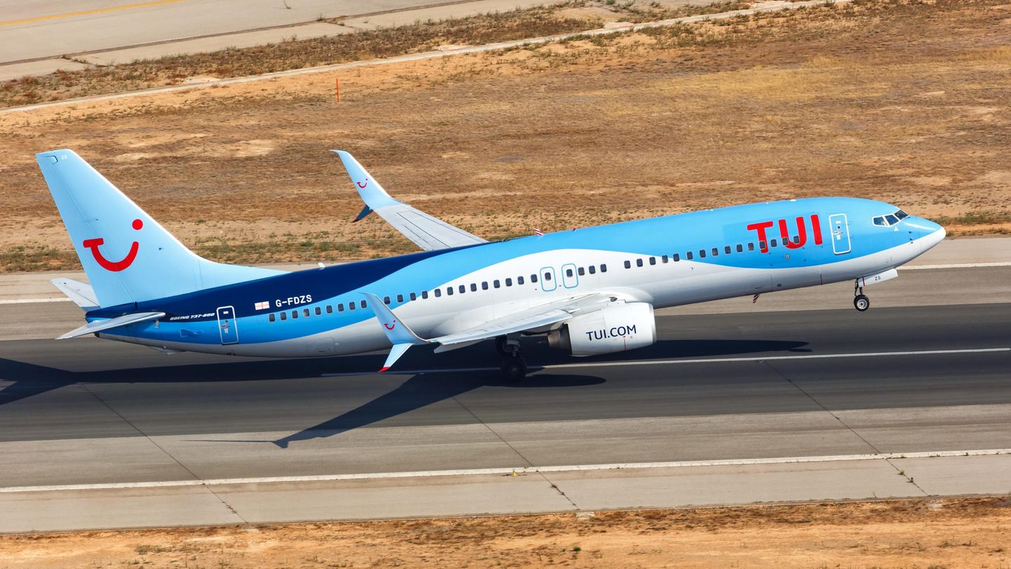 Familie muss auf dem Fußboden des Fliegers kauern  Verhältnisse im Ferienflieger wie in überfüllten Zügen der Deutschen Bahn: Auf dem Rückflug von Menorca musst ein Ehepaar mit Kind auf dem Fußboden sitzen. Dabei hatten alle Bordkarten für ihre Sitzplätze erhalten. Mehr lesen Sie hier.