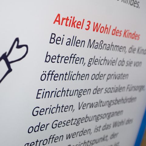 Ein Plakat mit dem Artikel 3 der UN-Kinderrechtskonvention