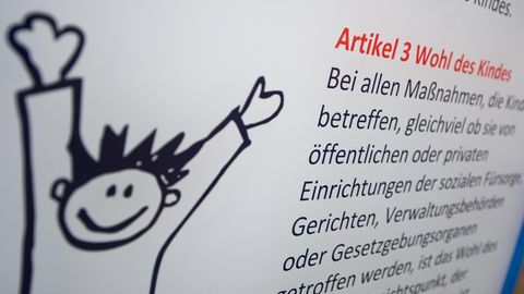 Ein Plakat mit dem Artikel 3 der UN-Kinderrechtskonvention