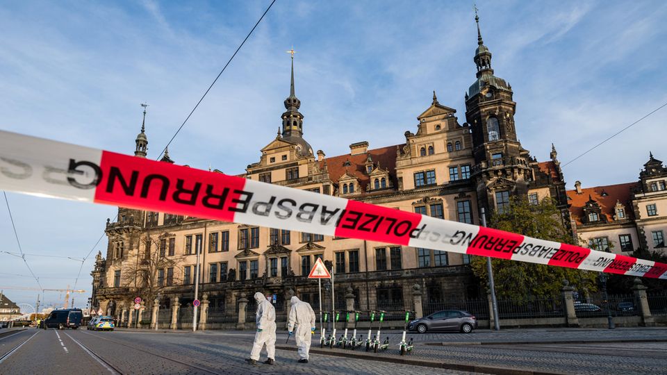 Polizeiabsperrung vor dem Residenzschloss in Dresden, aus dem wertvolle Juwelen gestohlen wurden