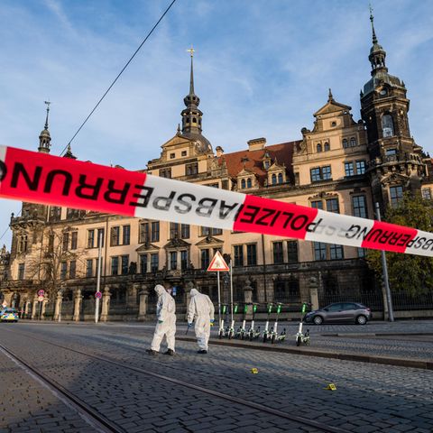 Polizeiabsperrung vor dem Residenzschloss in Dresden, aus dem wertvolle Juwelen gestohlen wurden