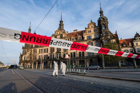 Polizeiabsperrung vor dem Residenzschloss in Dresden, aus dem wertvolle Juwelen gestohlen wurden