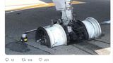 Die Felgen eines Flugzeug-Fahrwerks stecken im Beton einer Landebahn.