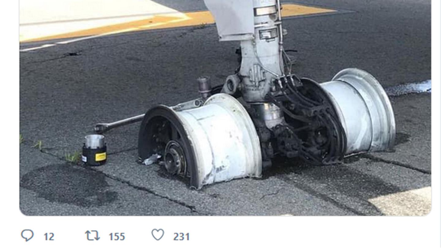 Die Felgen eines Flugzeug-Fahrwerks stecken im Beton einer Landebahn.