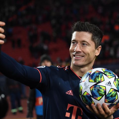 Münchens Robert Lewandowski macht nach dem Spiel ein Selfie