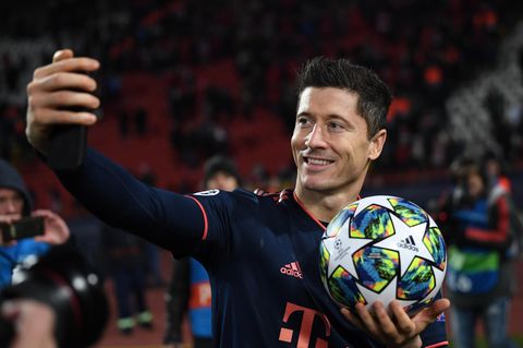 Münchens Robert Lewandowski macht nach dem Spiel ein Selfie