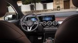 Beherrscht wird das Cockpit im Mercedes-Benz GLB von dem breiten digitalen Display