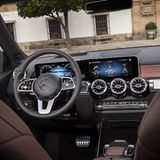 Beherrscht wird das Cockpit im Mercedes-Benz GLB von dem breiten digitalen Display