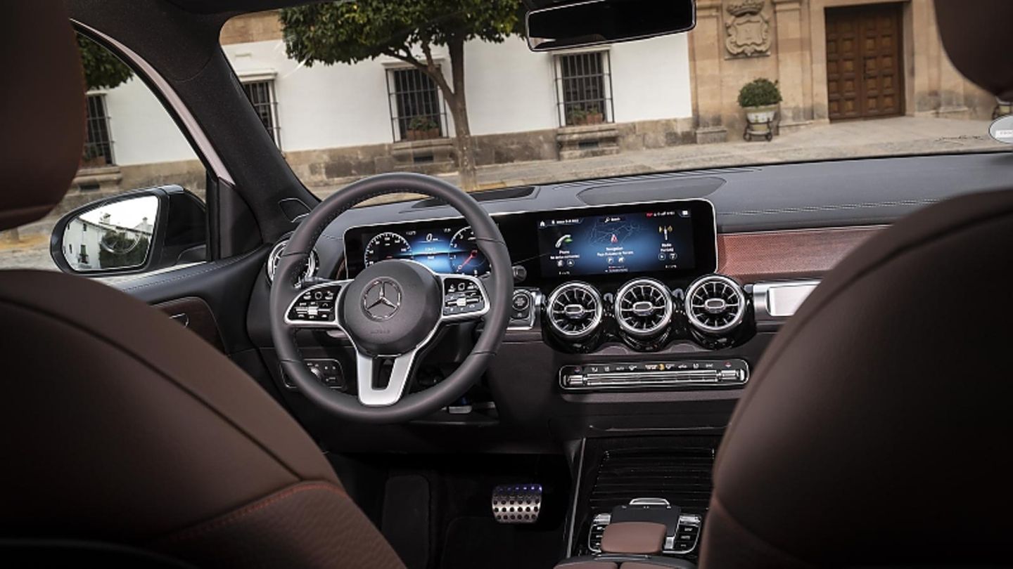 Beherrscht wird das Cockpit im Mercedes-Benz GLB von dem breiten digitalen Display
