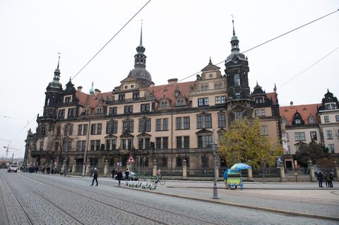Passanten gehen vor dem Residenzschloss entlang