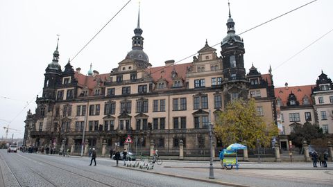 Passanten gehen vor dem Residenzschloss entlang