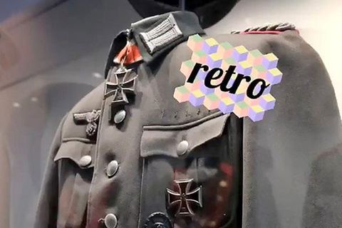 Eine Wehrmachtsuniform mit Eisernem Kreuz am Kragen und mehreren Hakenkreuzen trägt einen digitalen Sticker "retro"