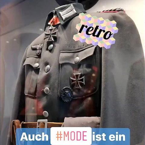 Eine Wehrmachtsuniform mit Eisernem Kreuz am Kragen und mehreren Hakenkreuzen trägt einen digitalen Sticker "retro"