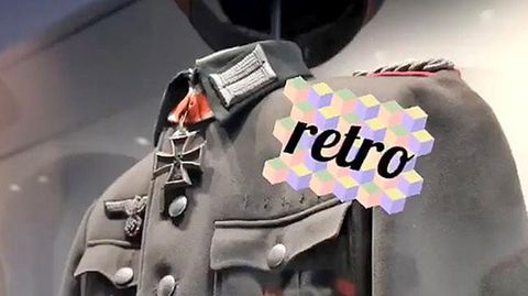 Eine Wehrmachtsuniform mit Eisernem Kreuz am Kragen und mehreren Hakenkreuzen trägt einen digitalen Sticker "retro"