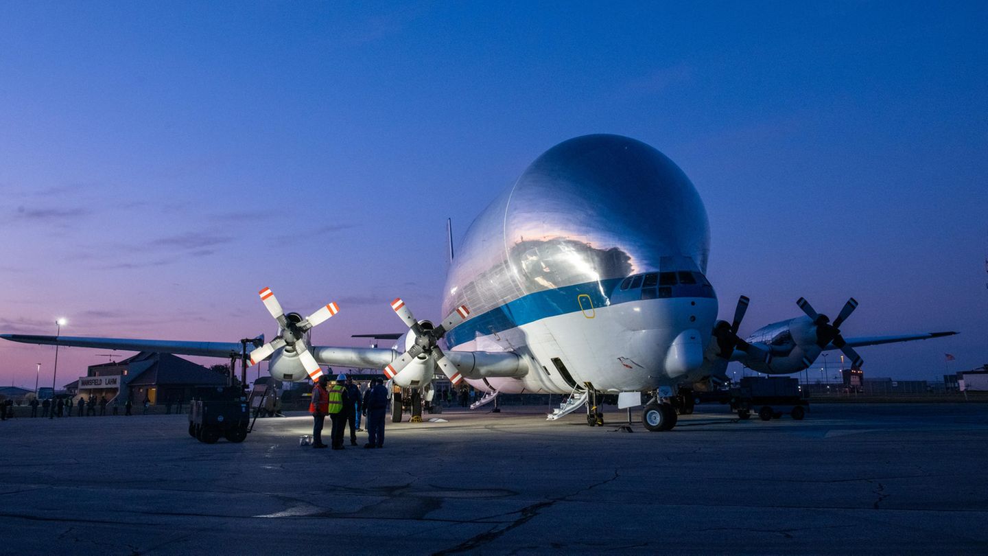 Das 47 Meter lange und knapp 15 Meter hohe Flugzeug war zuvor am Kennedy Space Center in Florida mit einer besonderen Fracht gestartet