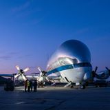 Das 47 Meter lange und knapp 15 Meter hohe Flugzeug war zuvor am Kennedy Space Center in Florida mit einer besonderen Fracht gestartet