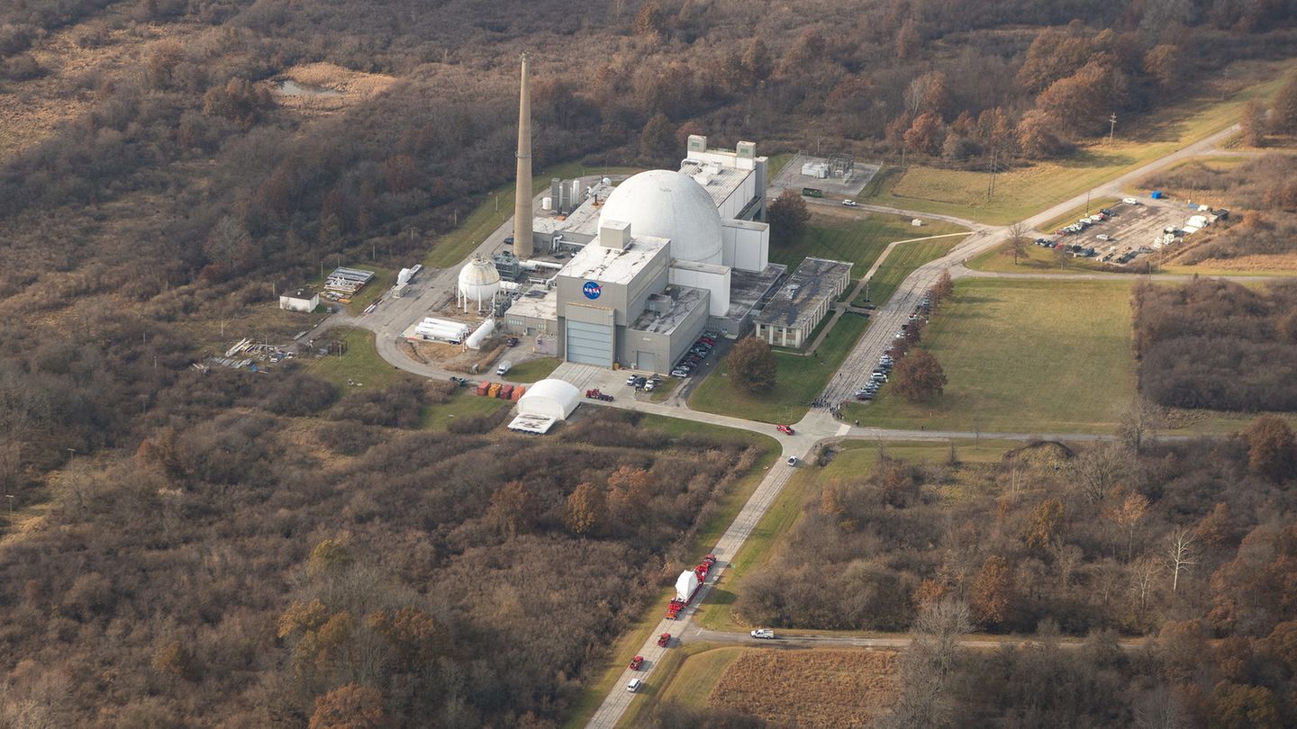 Der Konvoi mit der Orion auf dem Sattelschlepper erreicht die Plum Brook Station der Nasa. Unter der Kuppel befindet nicht der Reaktor eines Atomkraftwerkes, sondern der größte Vakuumkammer der Welt.
