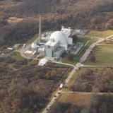 Der Konvoi mit der Orion auf dem Sattelschlepper erreicht die Plum Brook Station der Nasa. Unter der Kuppel befindet nicht der Reaktor eines Atomkraftwerkes, sondern der größte Vakuumkammer der Welt.