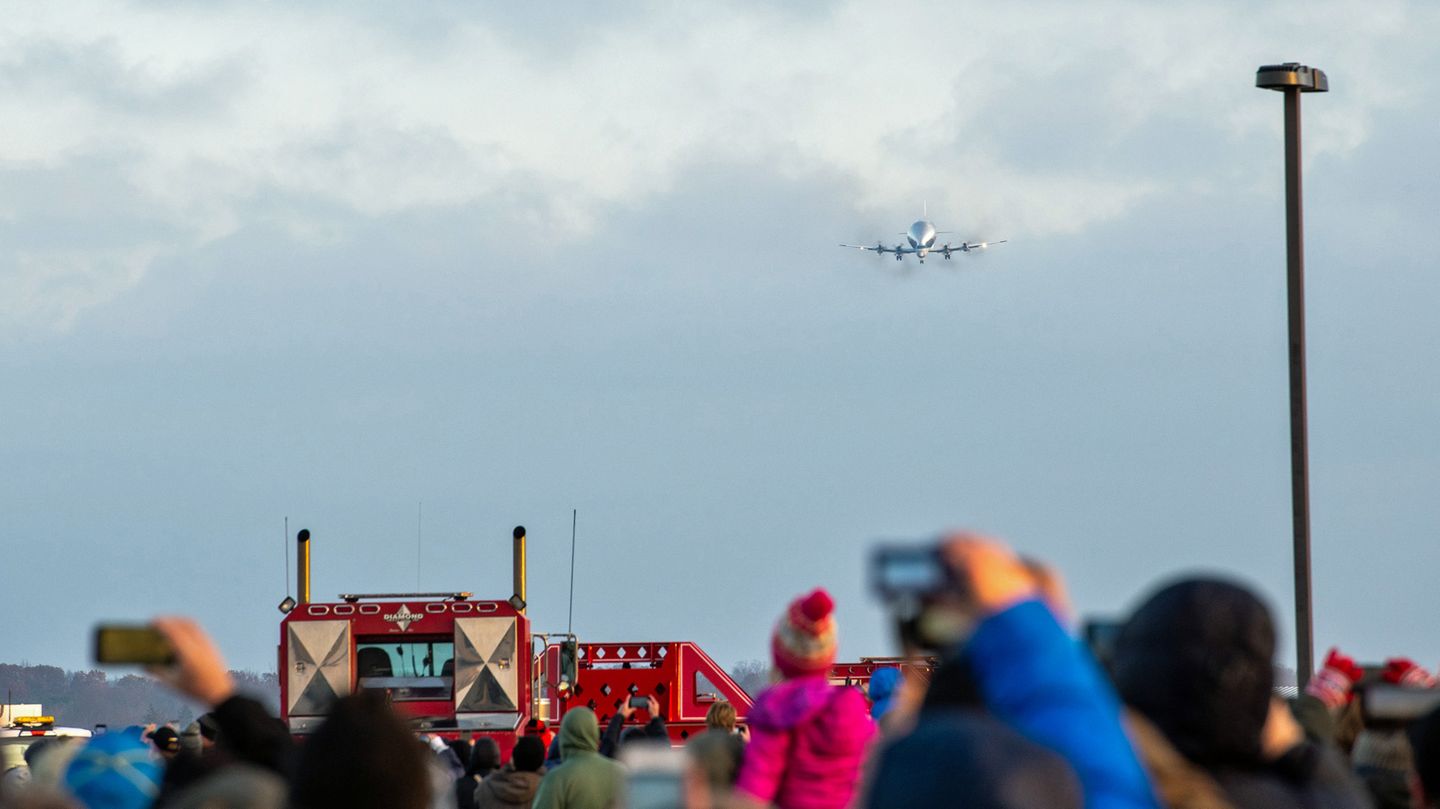 Die Super Guppy schwebte am Montag auf dem Mansfield Lahm Airport (MFD) im US-Bundesstaat Ohio ein und wurde von 1500 Zuschauern begrüßt.