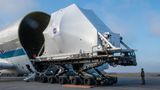 Der vordere Rumpfteil mit dem Cockpit lässt sich zum Be- und Entladen zur Seite klappen: In Ohio wird die sperrige Fracht umgeladen, das Orion MPCV (Multi-Purpose Crew Vehicle).