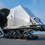 Der vordere Rumpfteil mit dem Cockpit lässt sich zum Be- und Entladen zur Seite klappen: In Ohio wird die sperrige Fracht umgeladen, das Orion MPCV (Multi-Purpose Crew Vehicle).