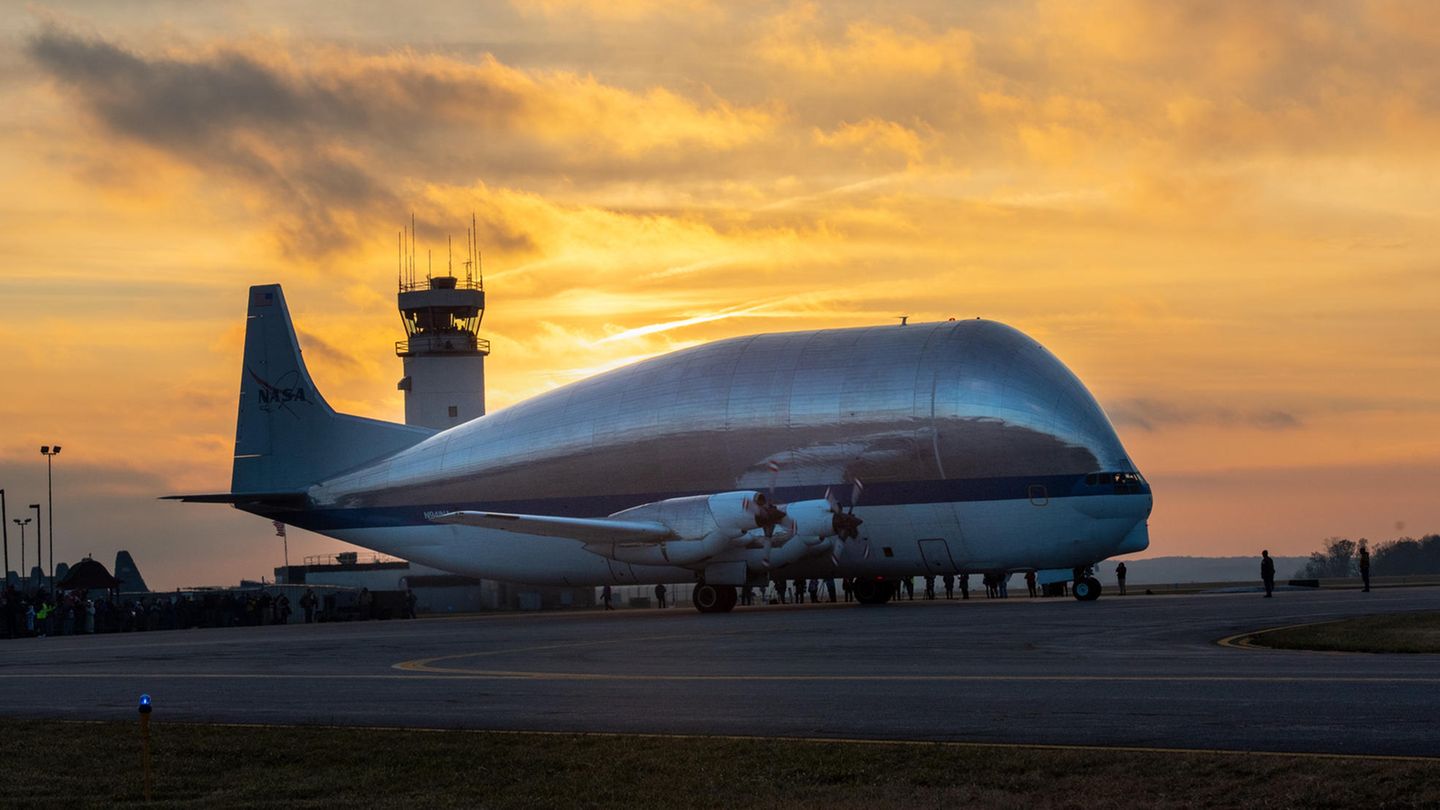 Die Maschine mit ihrem aufgeblähten Rumpf basiert auf einer Weiterentwicklung des Langstreckenbomber B-29 Superfortress aus dem Zweiten Weltkrieg.