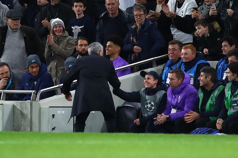 Jose Mourinho klatscht am Spielfeldrand mit einem Balljungen ab