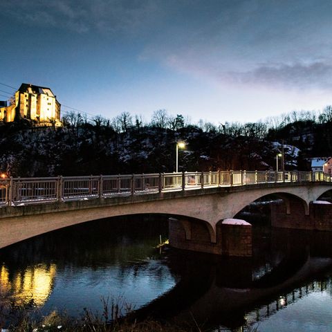 Die Kleinstadt Leisnig, der Fluss Mulde, über dem Fluss die Fußgängerbrücke