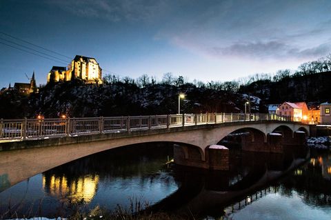 Die Kleinstadt Leisnig, der Fluss Mulde, über dem Fluss die Fußgängerbrücke