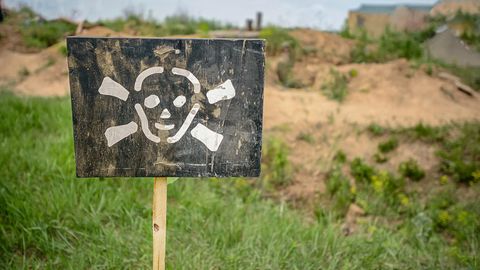 Ein Schild warnt vor Landminen.