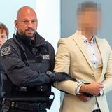 Der Angeklagte Alaa S. wird im Landgericht Chemnitz in den Gerichtssaal geführt.