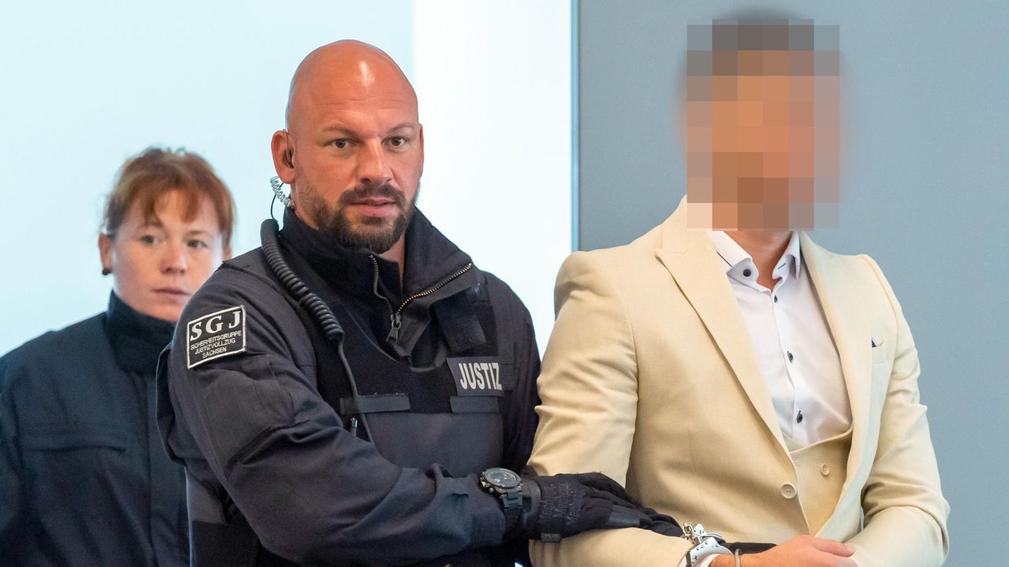 Prozess Chemnitz Der Angeklagte Alaa S. wird im Landgericht Chemnitz in den Gerichtssaal geführt.