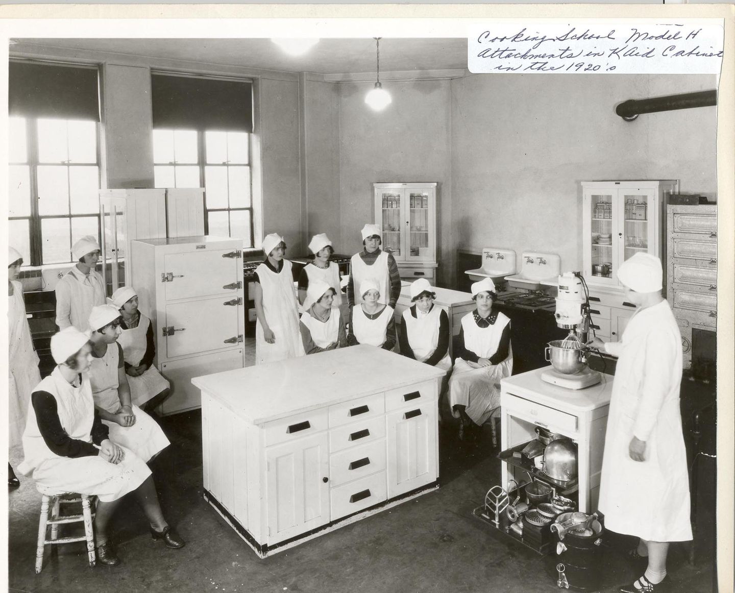 Das erste Modell der späteren "Kitchen Aid". Das Bild stammt aus dem Jahr 1920.