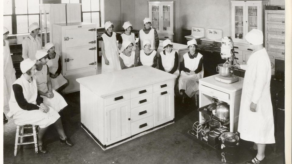 Das erste Modell der späteren "Kitchen Aid". Das Bild stammt aus dem Jahr 1920.