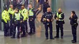 Kleiner Fehler, große Folgen: Wie der geheime Piloten-Code 7500 einen Großalarm auslöste  Panne vor dem Start in Amsterdam: Ein Pilot hatte durch ein Missgeschick den Code 7500 eingeben und einen massiven Polizeieinsatz in Gang gesetzt. "Der Fehler ist passiert, als der Kapitän der Maschine einem Piloten in der Ausbildung die Funktion der einzelnen Knöpfe erklärte", sagte eine Sprecherin von Air Europa.