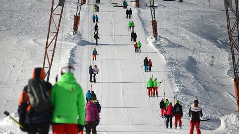 Skifahrer im Lift bei Grainau in Bayern